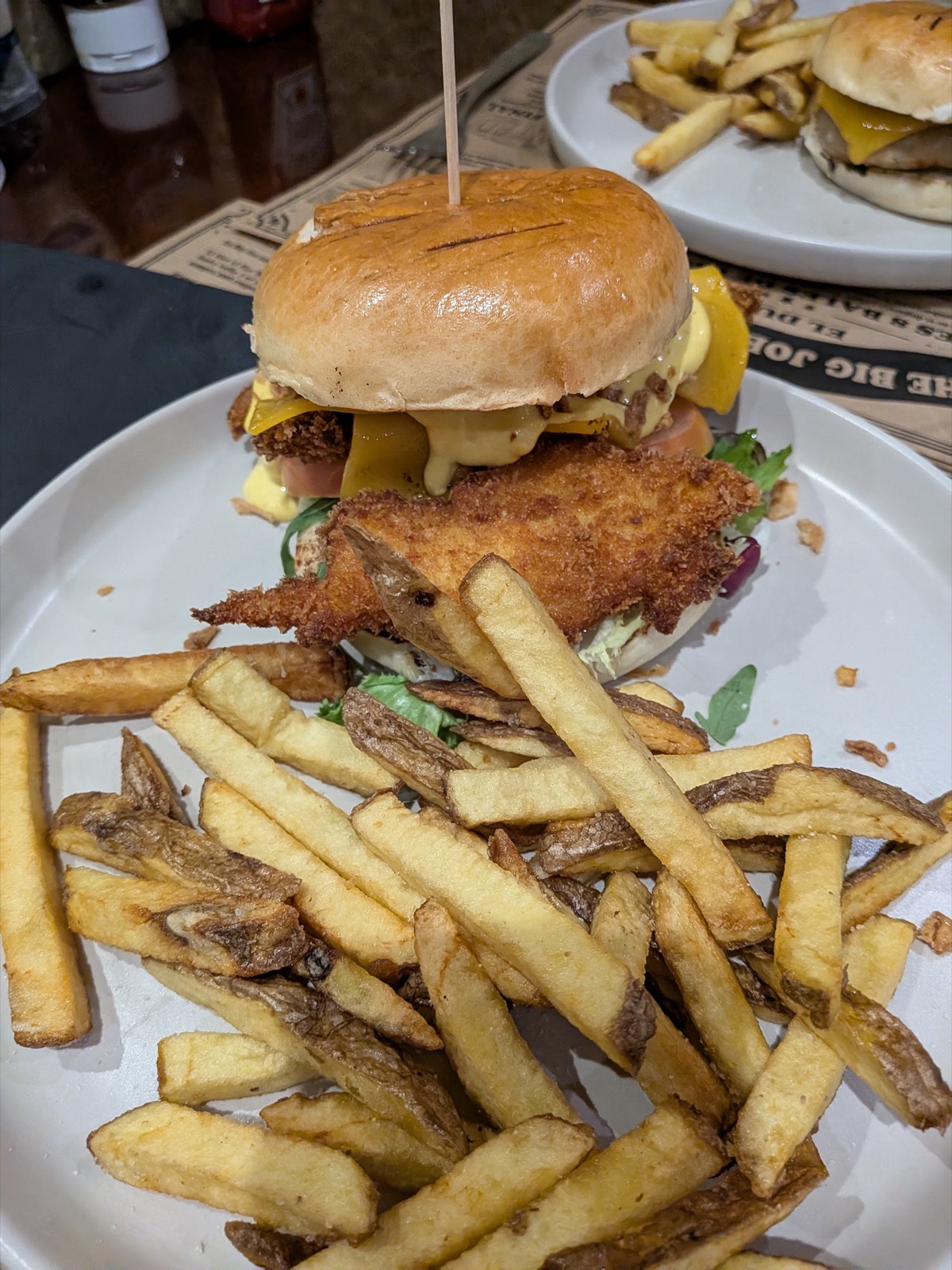 Hamburguesa de pollo crujiente con patatas