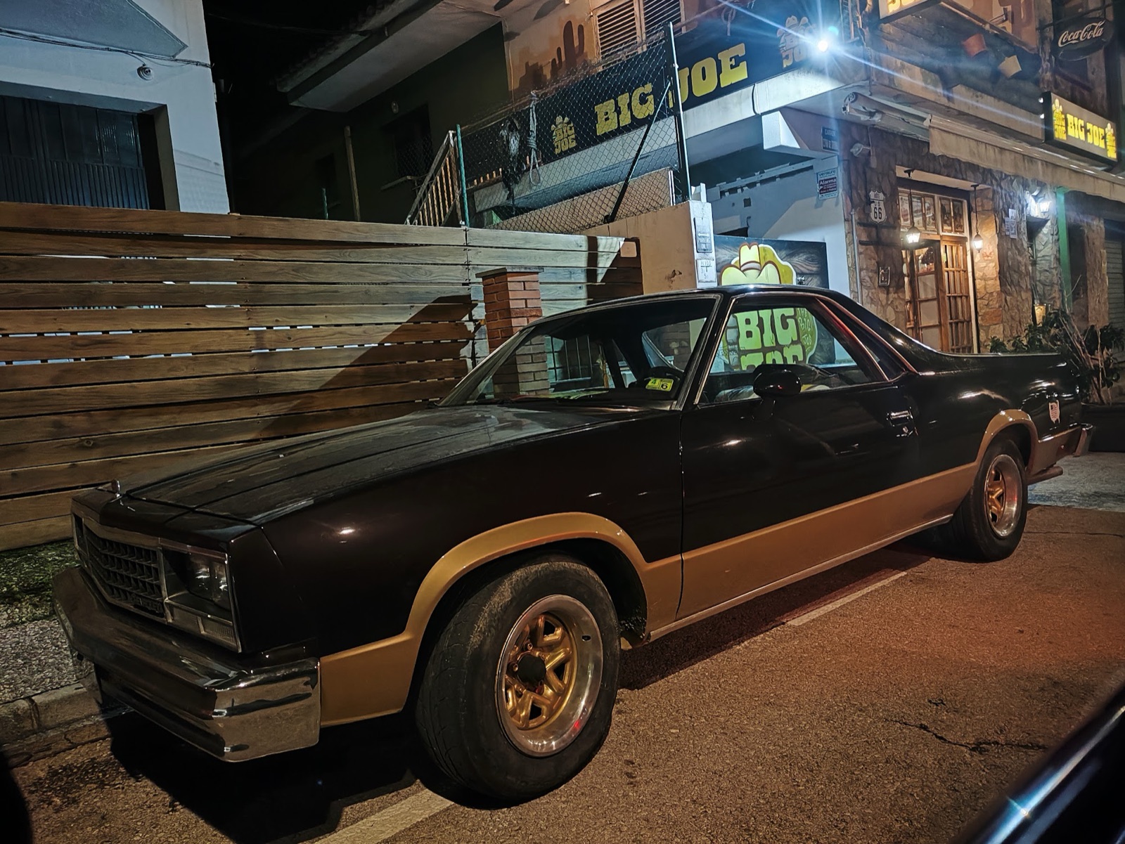 Coche clásico delante del local de noche